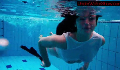 Gorgeous teen strips naked while swimming in the pool